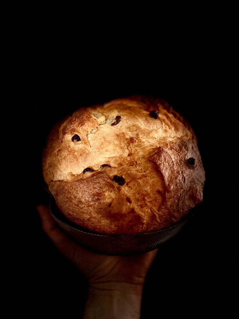 Il panettone di Gabriele Parisse vanta un’etichetta “clean label” , che evidenzia un prodotto naturale, privo di conservanti, coloranti additivi o migliorativi, dove non vengono aggiunti aromi pronti, ma questi si estraggono direttamente dalle materie prime, vaniglia, limone e arancia